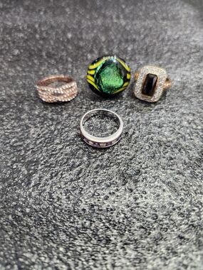 Lot Of 4 Rings - Size 7 One Gold Tone One Gold Rose 2 Silver Tone